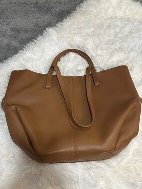 CUIR VERITABLE
Tan Genuine Leather Italian tote and Zip Pouch